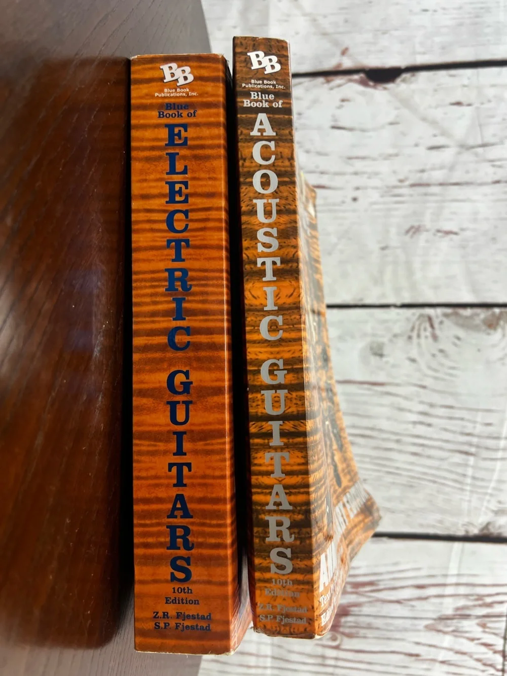 BLUE BOOK OF ELECTRIC & ACOUSTIC GUITAR 10th edition